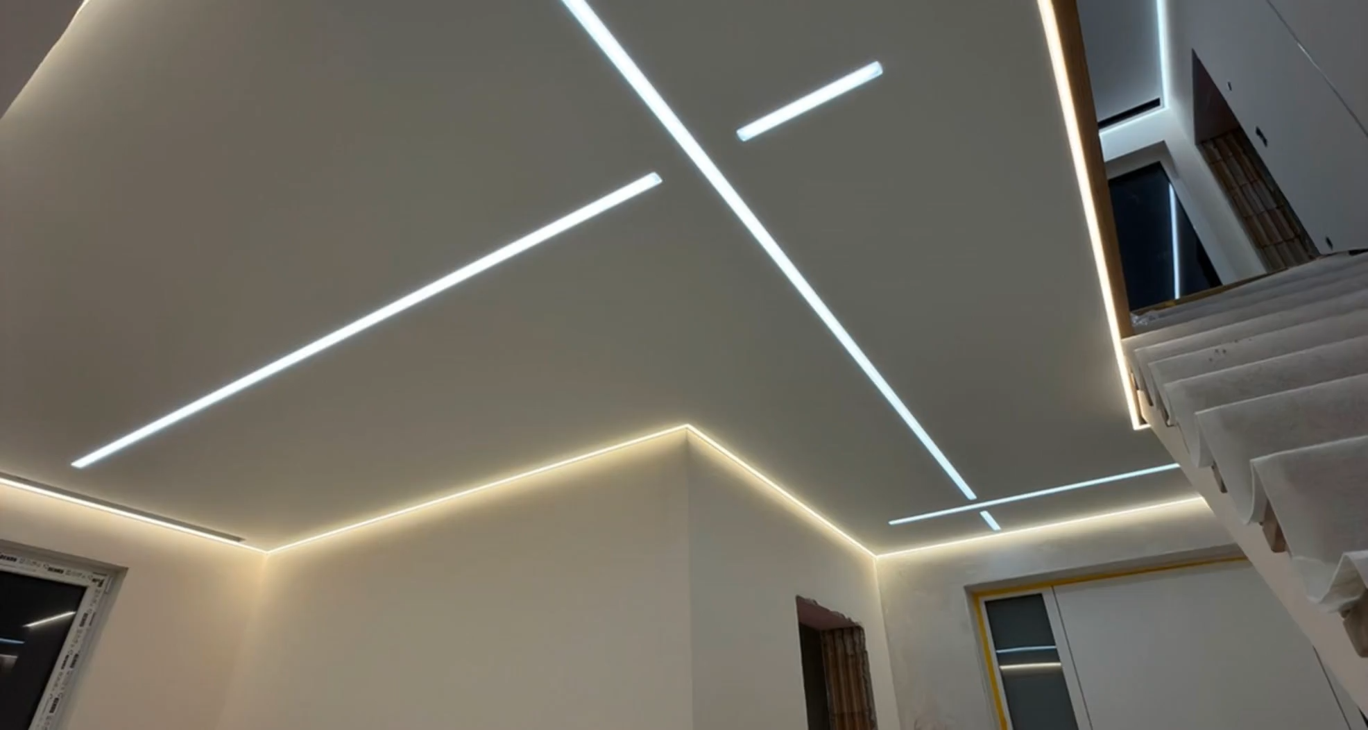 Moderne Spanndecke mit integrierten Lichtlinien